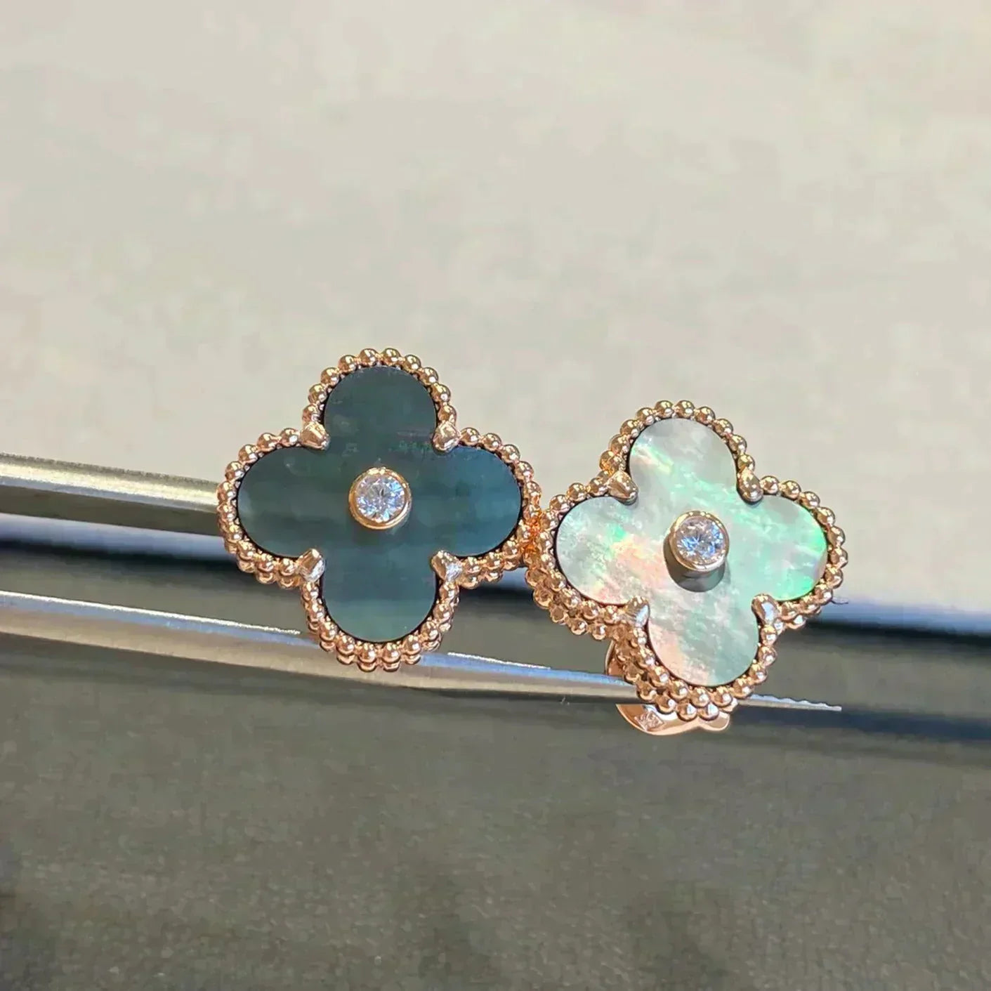[AuraEcho]CLOVER MEDIUM 1 MOTIFS GRAY MOP  DIAMOND EARRINGS
