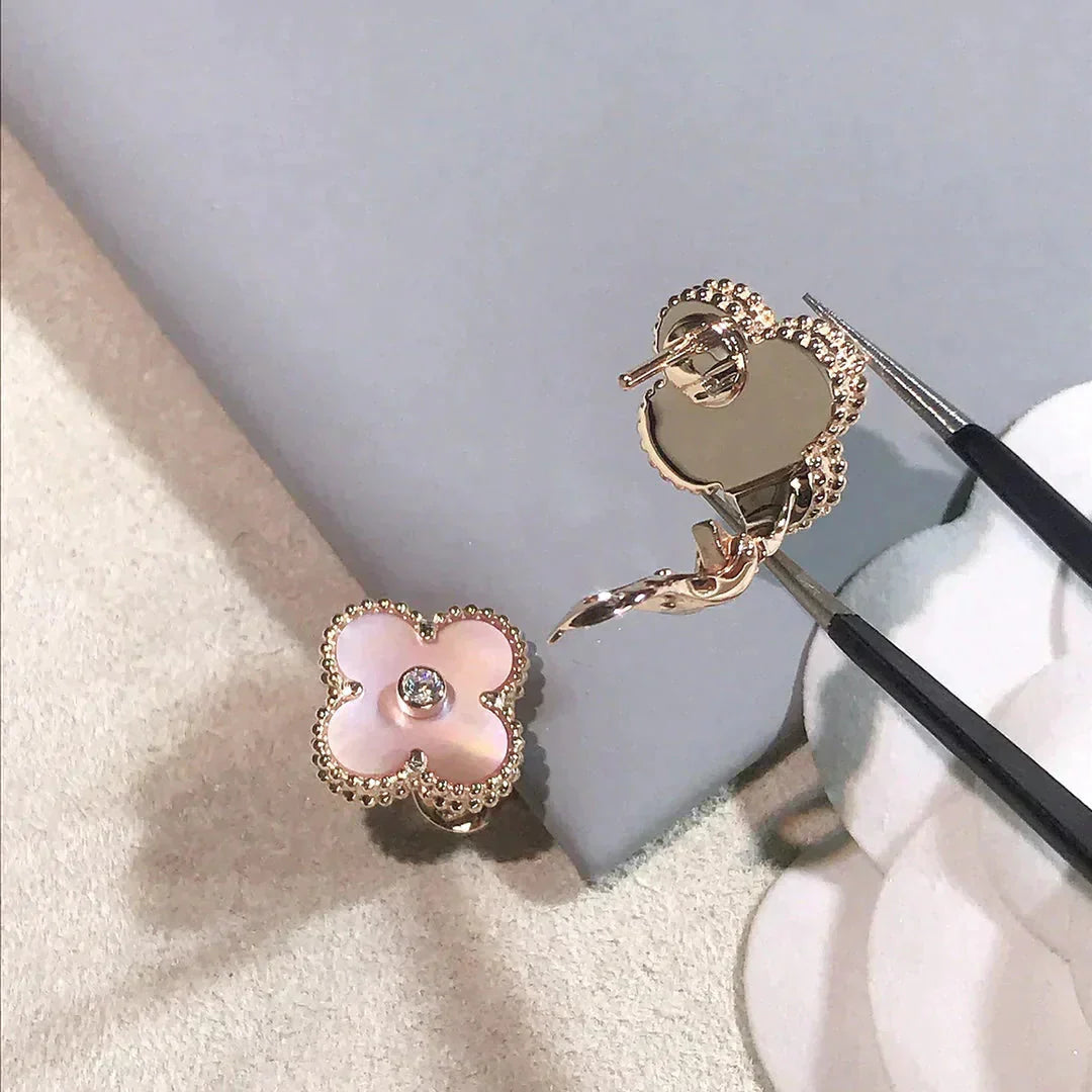 [AuraEcho]CLOVER MEDIUM 1 MOTIFS  PINK MOP DIAMOND EARRINGS