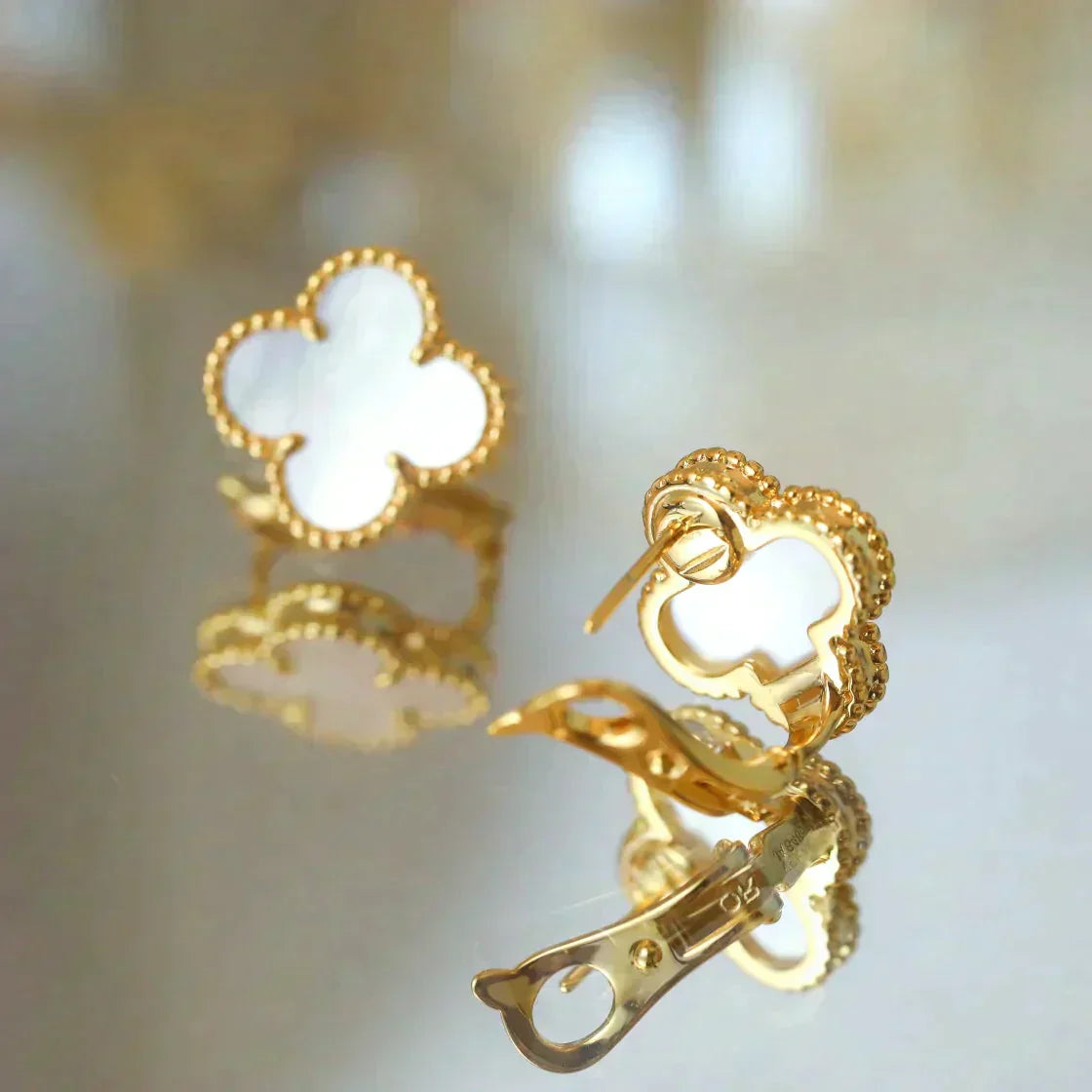 [AuraEcho]CLOVER MEDIUM 1 MOTIFS  WHITE MOP STUD EARRINGS