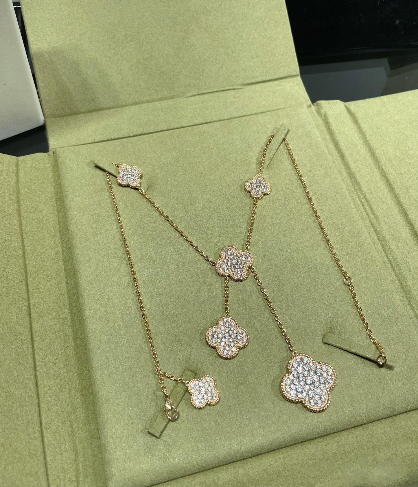 [AuraEcho]CLOVER 6 MOTIF DIAMOND PAVED NECKLACE