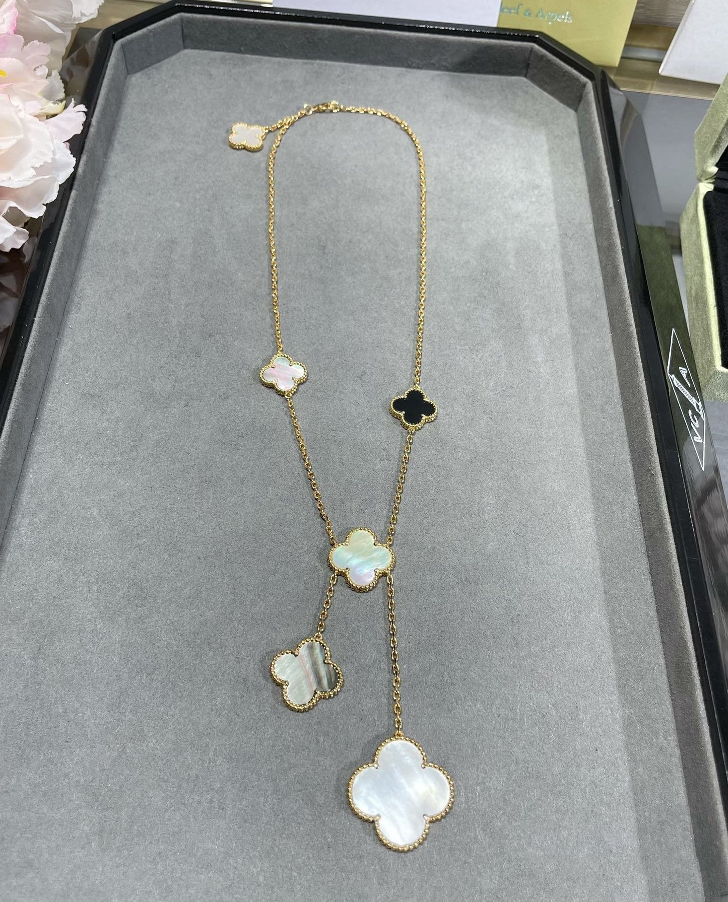 [AuraEcho]CLOVER 6 MOTIF MOP ONYX GOLD NECKLACE