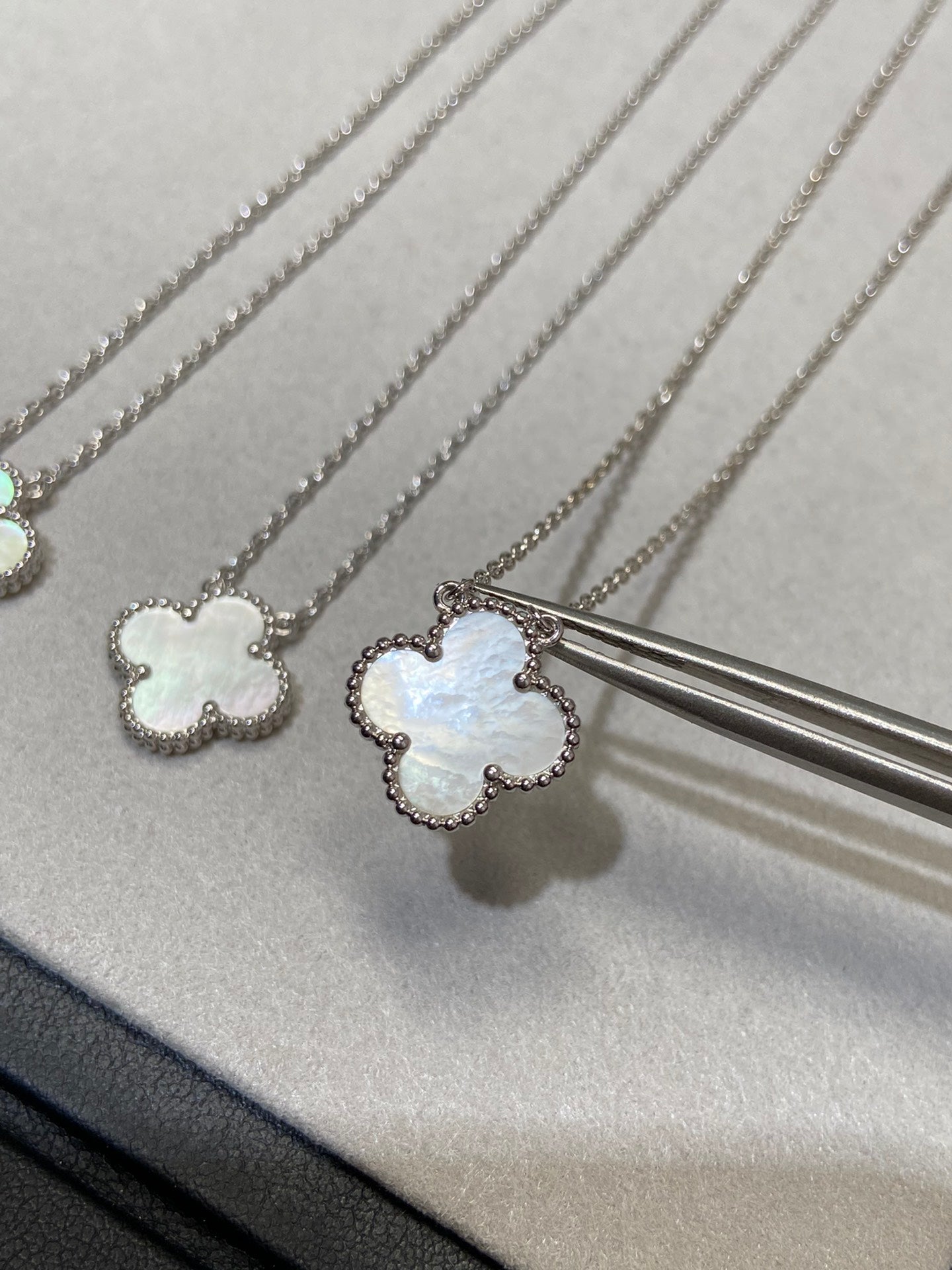[AuraEcho]CLOVER MEDIUM SILVER WHITE MOP NECKLACE