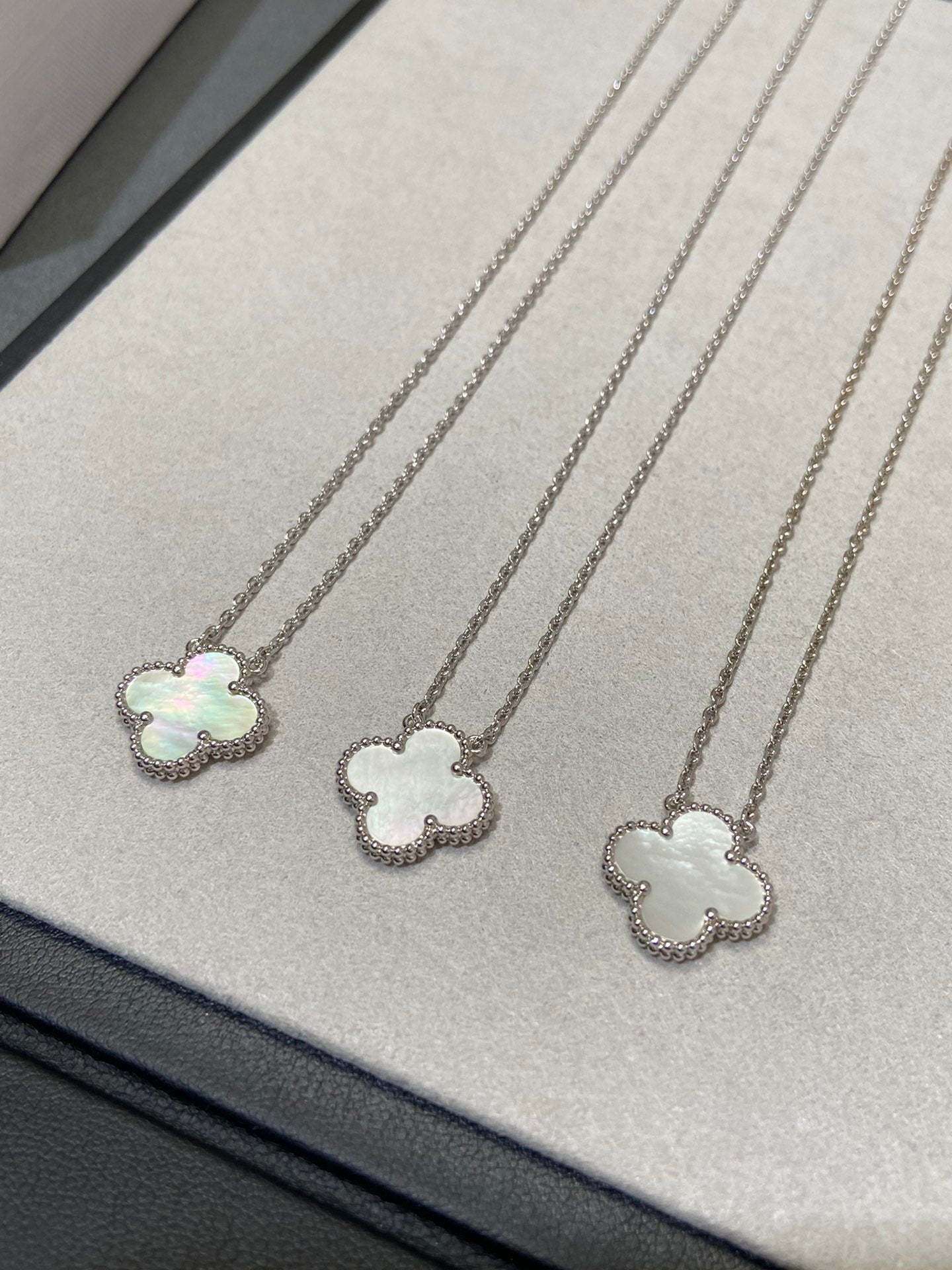 [AuraEcho]CLOVER MEDIUM SILVER WHITE MOP NECKLACE