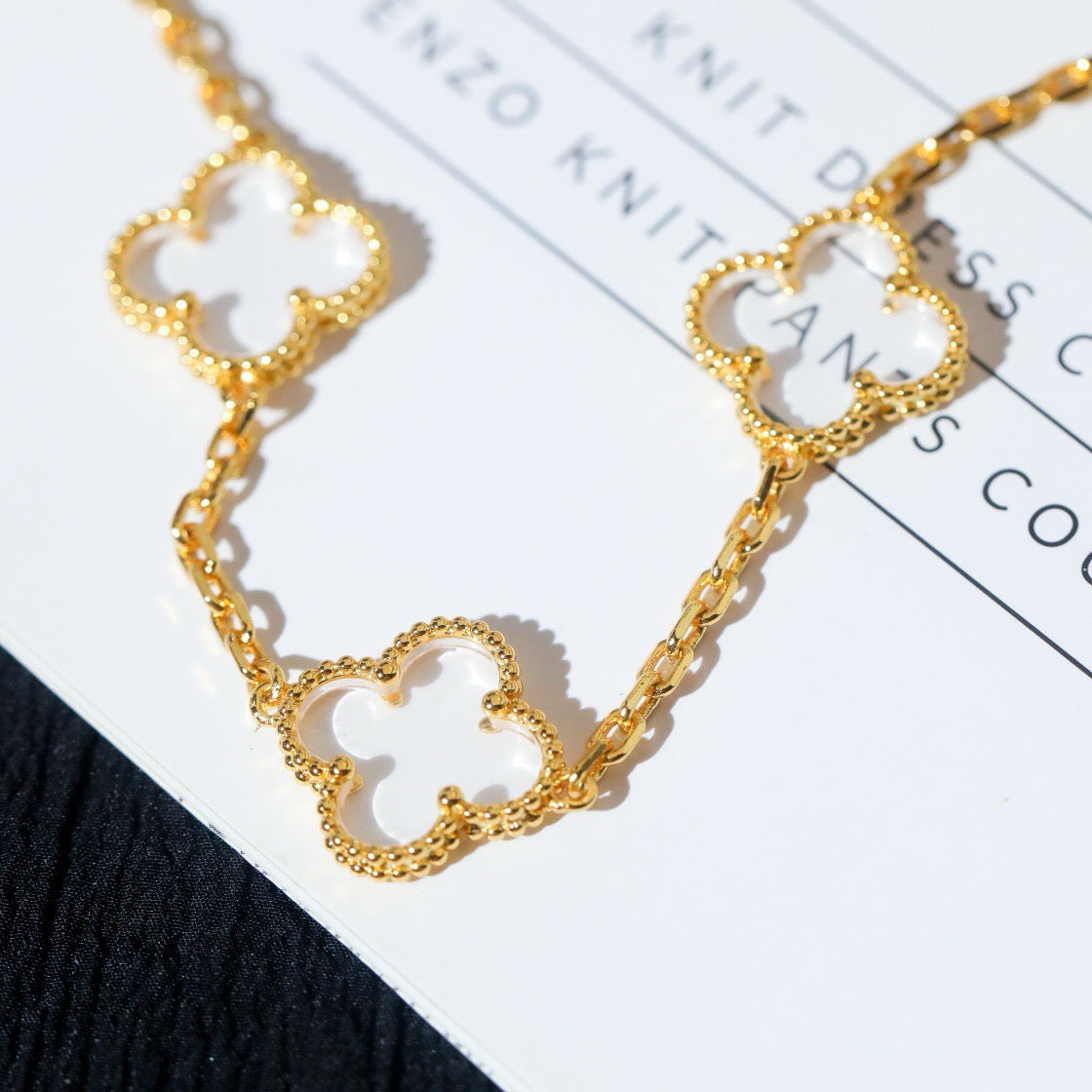 [AuraEcho]CLOVER 5 MOTIF ROCK CRYSTAL PINK GOLD BRACELET