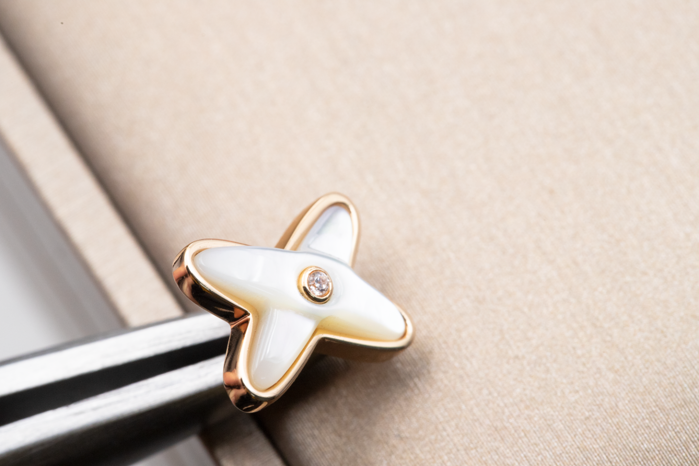 [AuraEcho]JEUX DE WHITE MOP ROSE GOLD DIAMOND EARRINGS