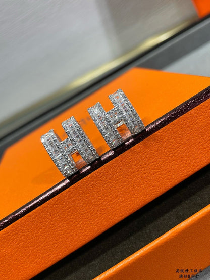 [AuraEcho]H STUD EARRINGS WITH SILVER DIAMONDS