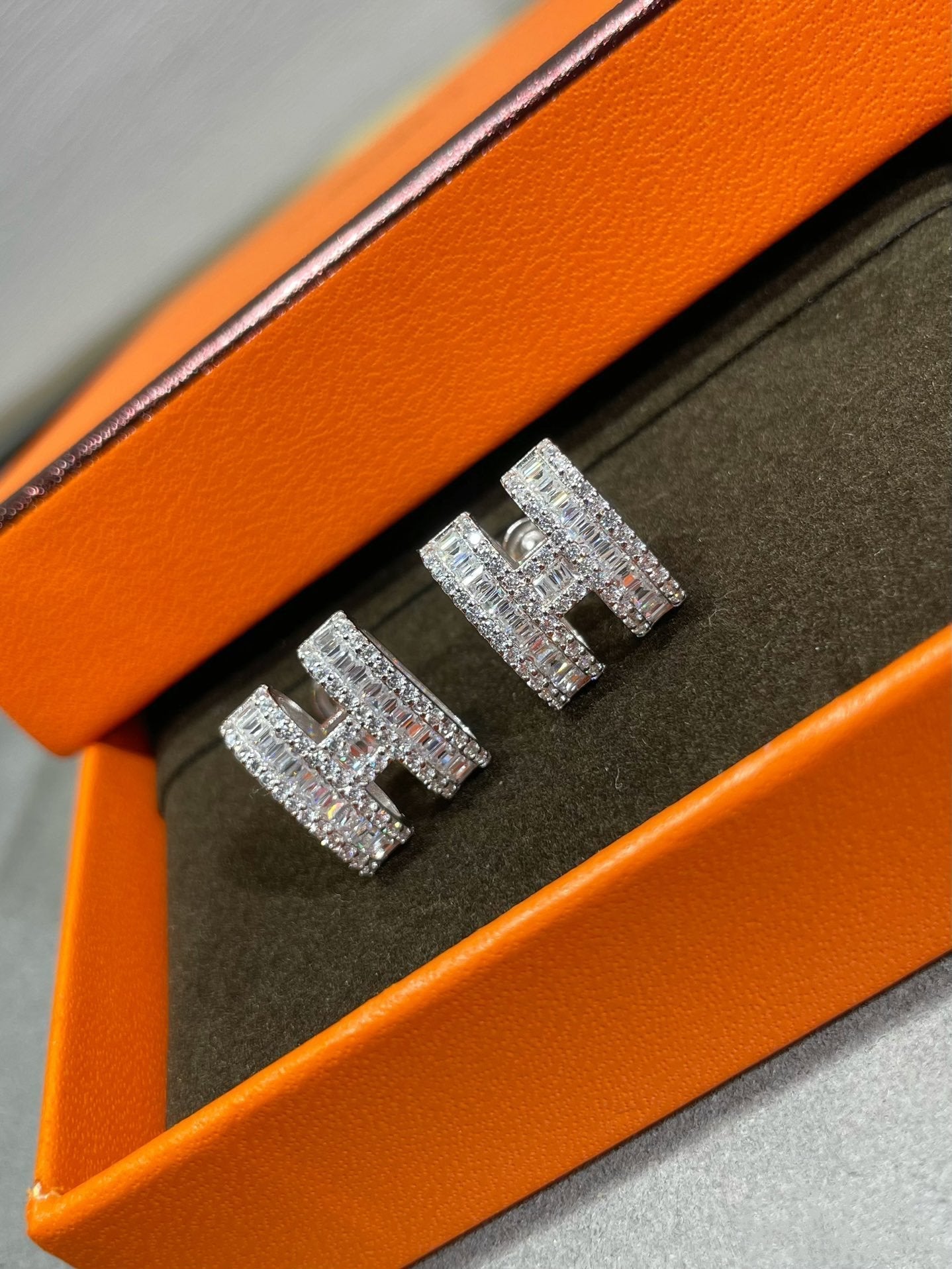 [AuraEcho]H STUD EARRINGS WITH SILVER DIAMONDS