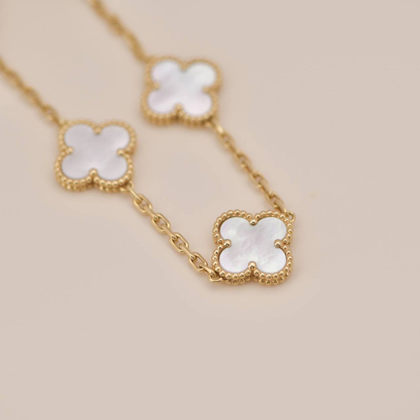 [AuraEcho]CLOVER  5 MOTIF WHITE MOP BRACELET