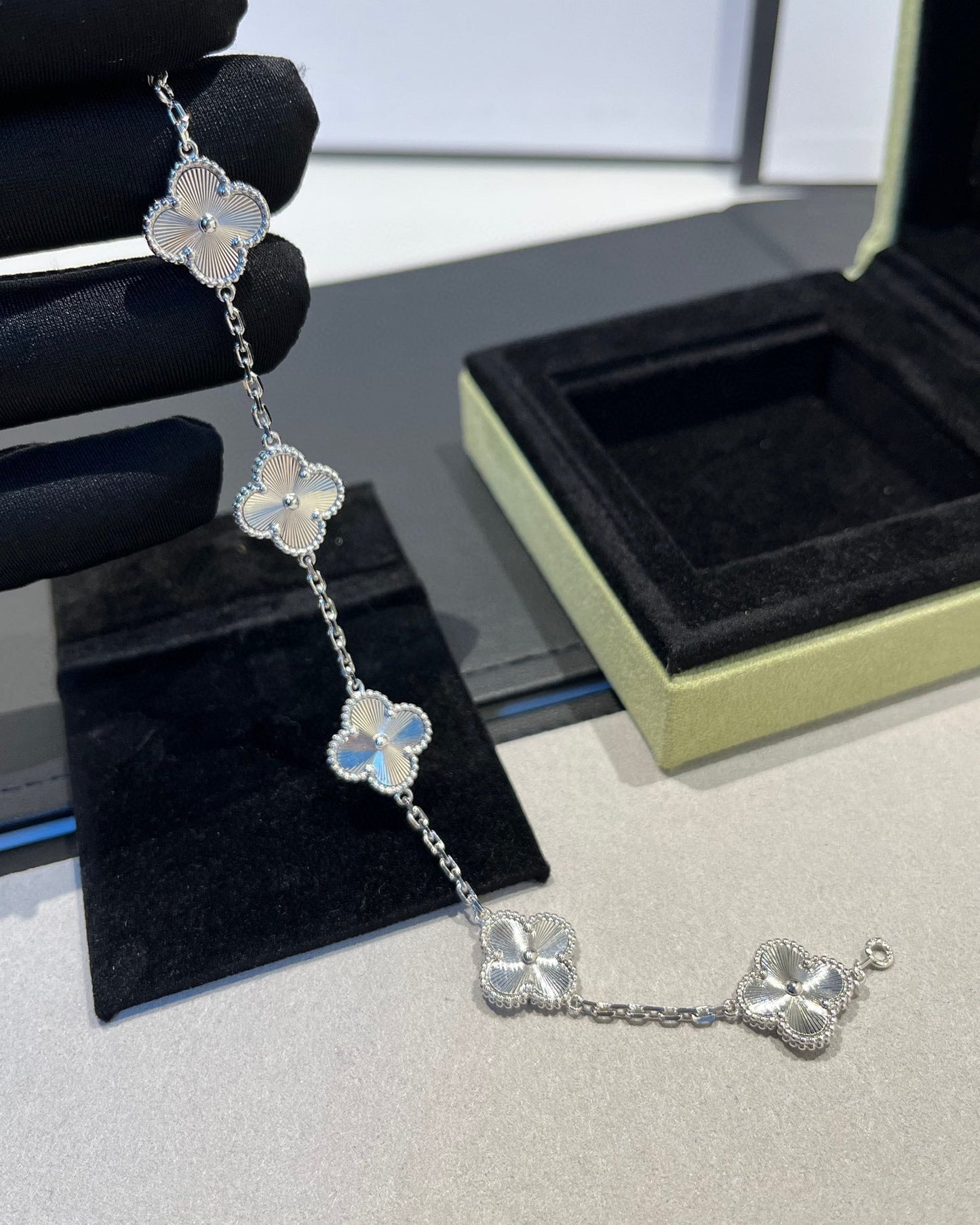 [AuraEcho]CLOVER SILVER 5 MOTIFS BRACELET